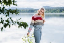 'Vårbris' - stripete genser med ballongerme, i enkelt garn