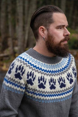 'O-Six' - genser med mønsterstrikket bærestykke