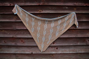 Bettan - sjal med mønster med løse masker