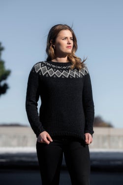 'Wilma' - genser med mønstret bærestykke og rundfelling