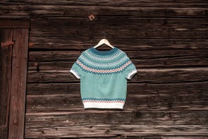 Karamell - kortermet genser med mønstret bærestykke