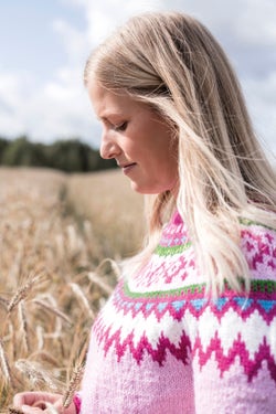 'Bubbelgum' - langermet genser med mønstret bærestykke